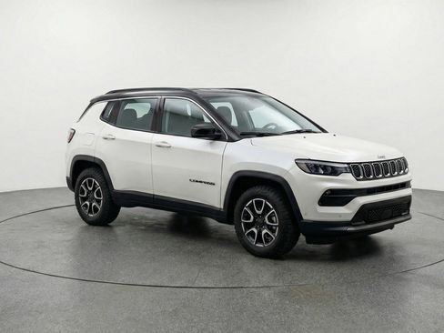 Used 2025 Jeep Compass Trailhawk image 1