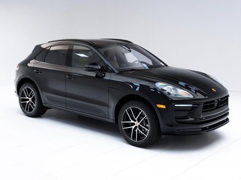 Certified 2025 Porsche Macan image 7