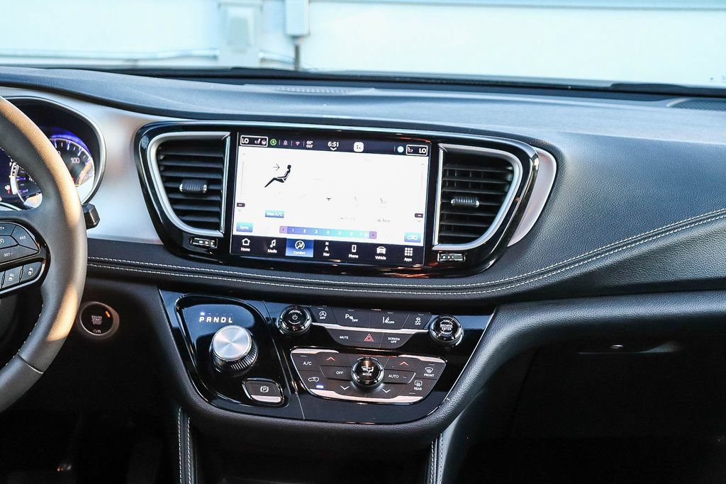 Used 2025 Chrysler Pacifica Limited FWD image 16