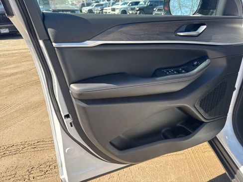New 2026 Jeep Grand Cherokee Altitude AWD/4WD image 20