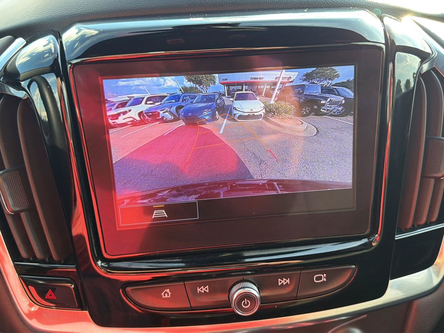 Used 2023 Chevrolet Traverse LT FWD image 19