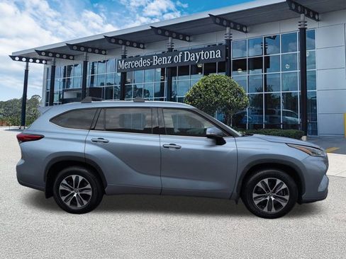 Used 2021 Toyota Highlander XLE image 3