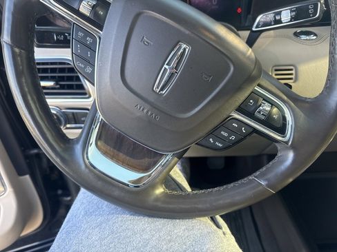 Used 2019 Lincoln Navigator Reserve image 23