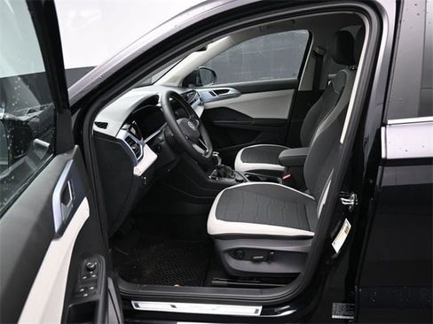 New 2026 Volkswagen Taos SE image 9