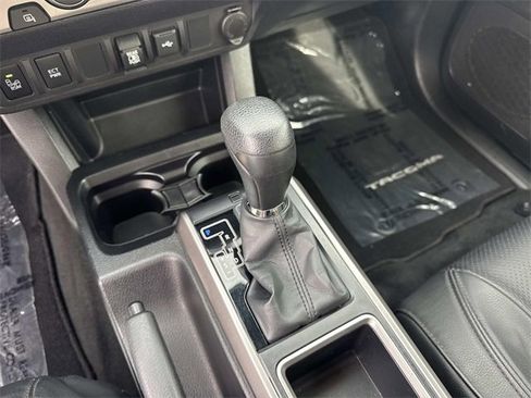 Used 2022 Toyota Tacoma SR5 w/ Technology Package image 25