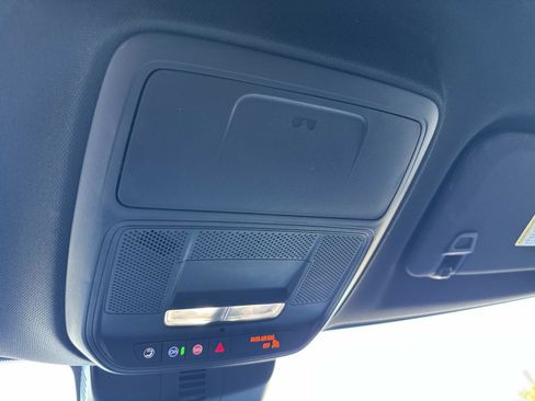 Used 2025 Chevrolet Traverse LT image 32