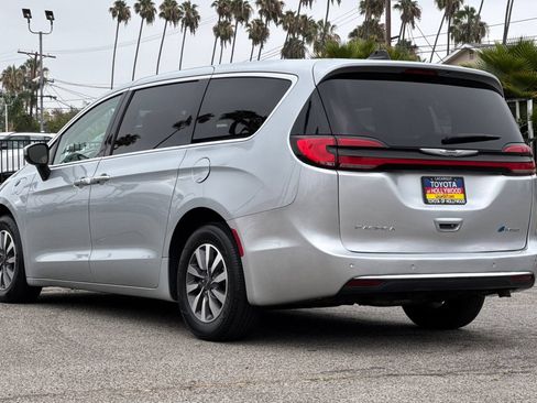 Used 2023 Chrysler Pacifica Touring-L FWD image 6