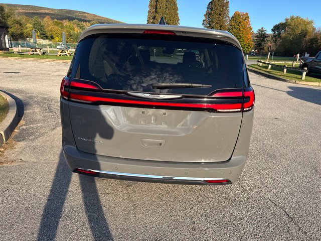 Used 2023 Chrysler Pacifica Touring-L FWD image 18