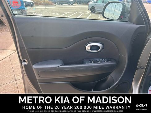 Used 2017 Kia Soul image 11