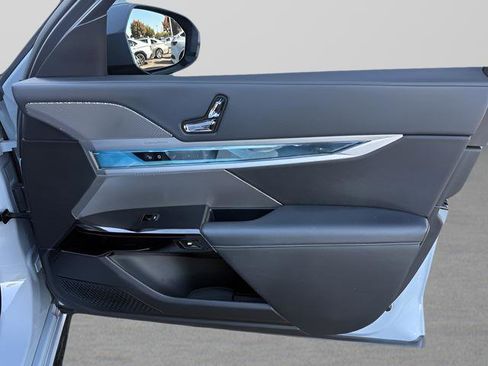 Used 2023 BMW 740i w/ Parking Assistance Package image 26