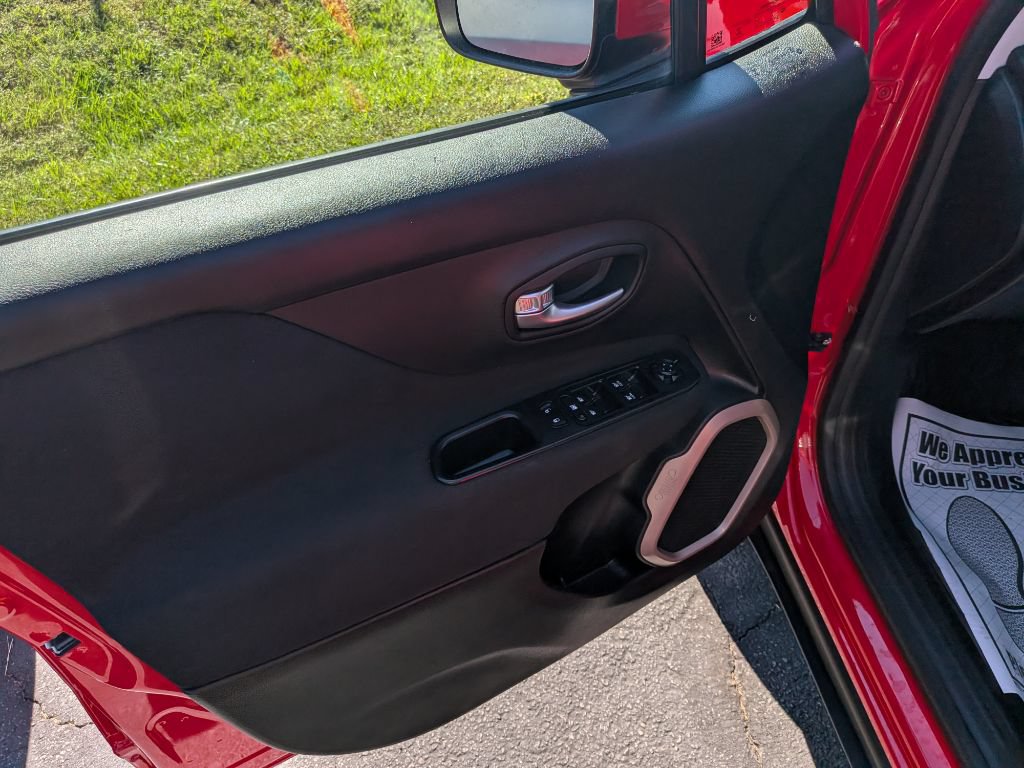 Used 2015 Jeep Renegade Latitude w/ Cold Weather Group FWD image 24