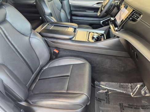 Used 2025 Jeep Wagoneer L Series II AWD/4WD image 18