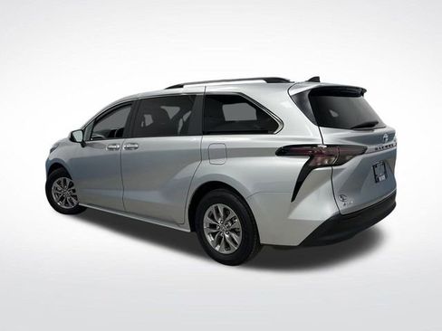 Used 2025 Toyota Sienna XLE image 3