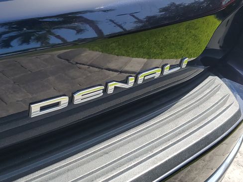 Used 2021 GMC Yukon XL Denali w/ Denali Premium Package RWD image 9