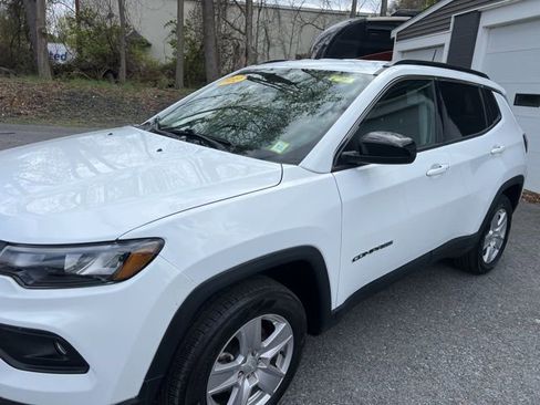 Used 2022 Jeep Compass Latitude AWD/4WD image 3