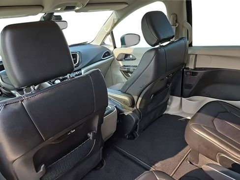 Used 2023 Chrysler Pacifica Touring-L FWD image 31