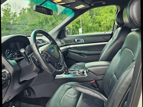 Used 2016 Ford Explorer XLT w/ Equipment Group 202A AWD/4WD image 14