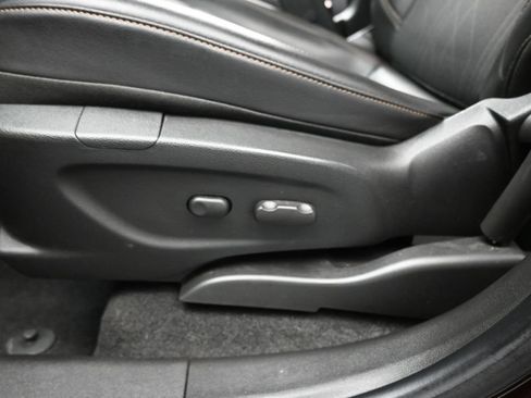 Used 2020 Chevrolet Trax LT w/ LT Convenience Package FWD image 11