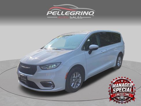 Used 2023 Chrysler Pacifica Touring-L FWD image 1