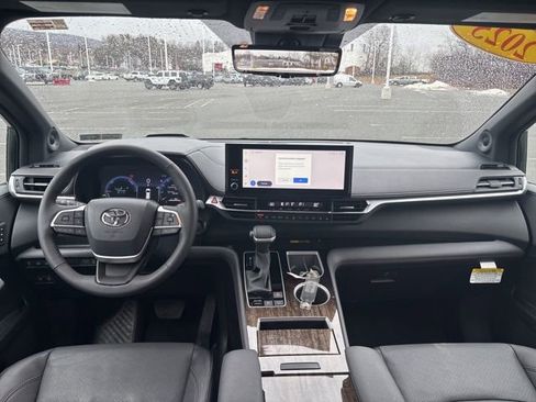 Used 2025 Toyota Sienna Platinum image 29