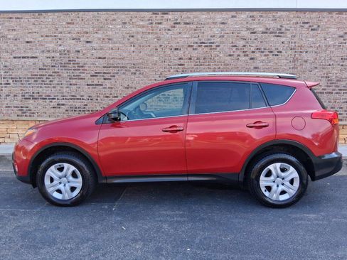 Used 2013 Toyota RAV4 LE FWD image 2