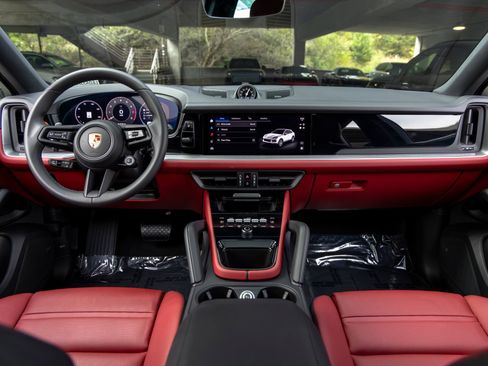 Certified 2025 Porsche Cayenne Coupe AWD/4WD image 42