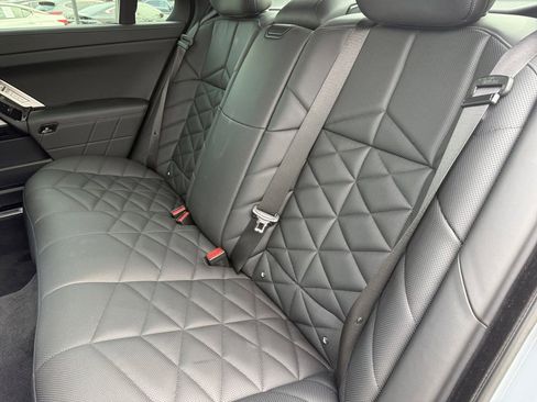 Used 2023 BMW 740i image 38