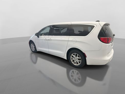 Used 2023 Chrysler Voyager LX FWD image 3