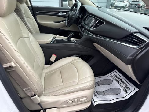 Used 2018 Buick Enclave Essence image 12