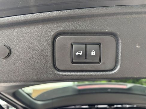 Used 2025 Nissan Pathfinder SV AWD/4WD image 23