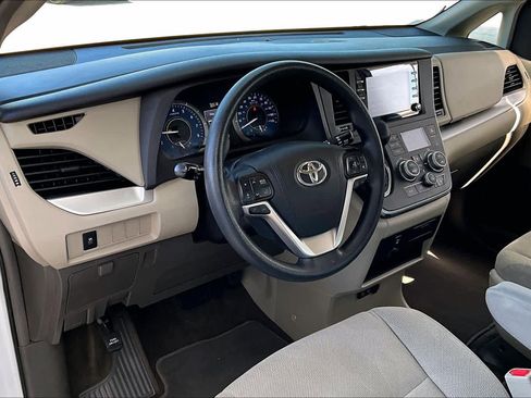 Used 2018 Toyota Sienna L image 16