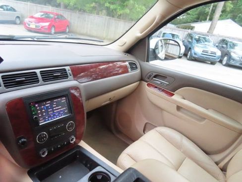 Used 2014 Chevrolet Suburban LT RWD image 22