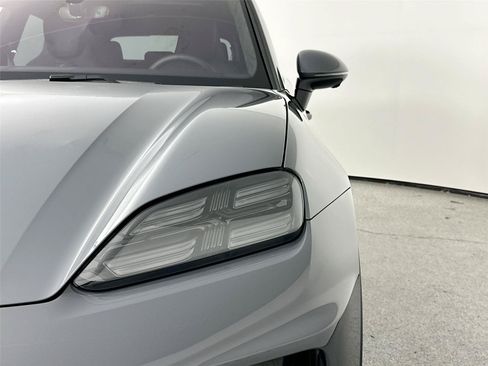 Certified 2025 Porsche Macan Turbo Electric AWD/4WD image 15