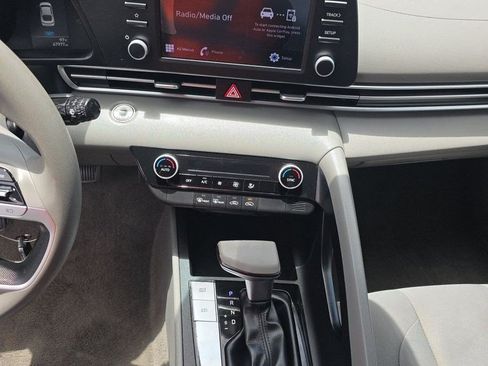 Used 2022 Hyundai Elantra SEL FWD image 14