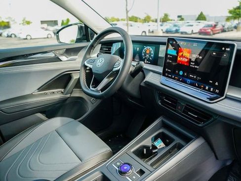 Used 2025 Volkswagen Tiguan SE w/ Panoramic Sunroof Package image 38