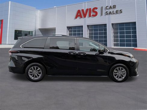 Used 2024 Toyota Sienna LE image 5