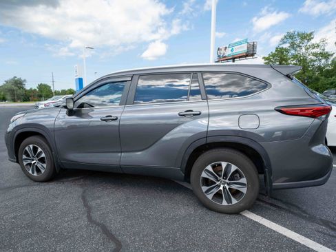 Used 2023 Toyota Highlander XLE AWD/4WD image 4