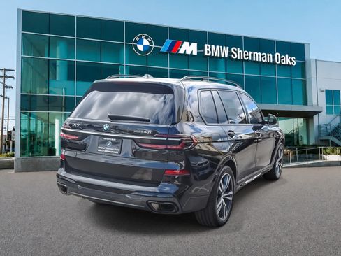Used 2023 BMW X7 xDrive40i w/ M Sport Package AWD/4WD image 4