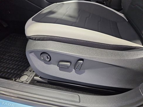 Certified 2025 Volkswagen Taos SE FWD image 17