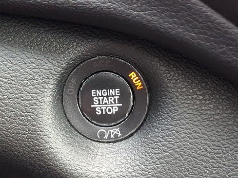 Used 2019 Jeep Cherokee Limited image 25