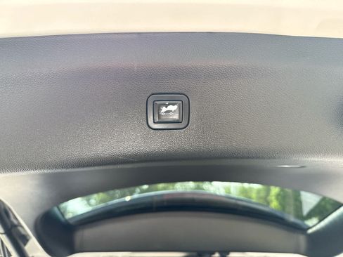 Used 2018 Buick Enclave Premium w/ Experience Buick Package FWD image 18