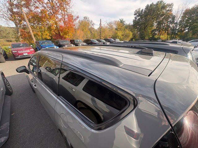 Used 2025 Chrysler Pacifica Limited FWD image 2