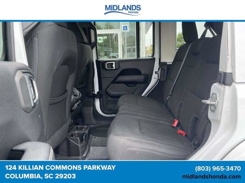 Used 2018 Jeep Wrangler Unlimited Sahara AWD/4WD image 9