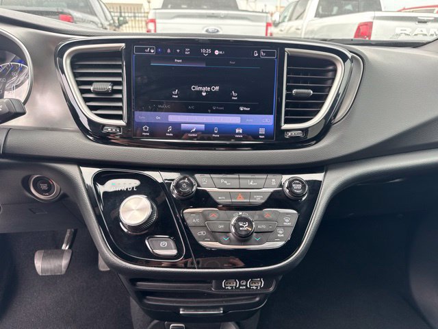 Used 2025 Chrysler Pacifica Select FWD image 12