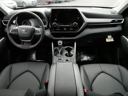 Certified 2026 Toyota Highlander XLE image 10