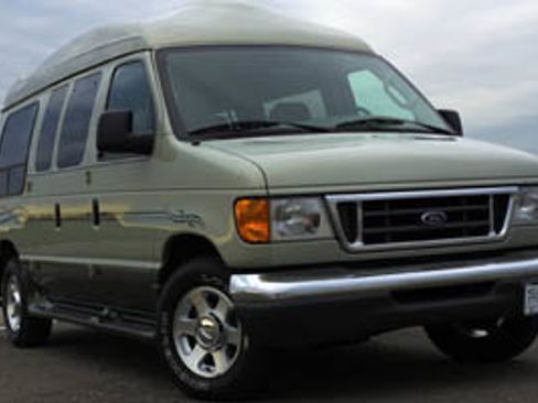 Used 2005 Ford E-150 and Econoline 150 Wagon image 1