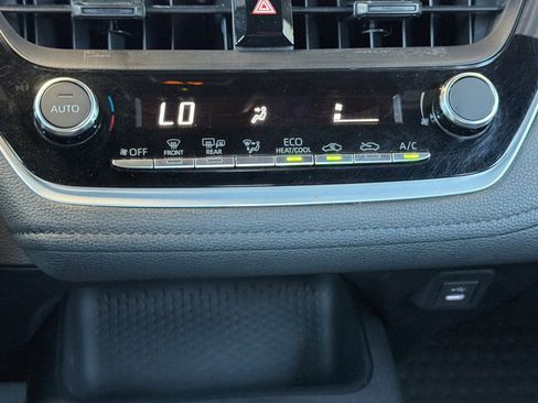 Used 2025 Toyota Corolla SE image 18