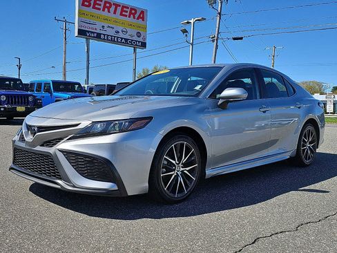 Used 2024 Toyota Camry SE FWD image 3