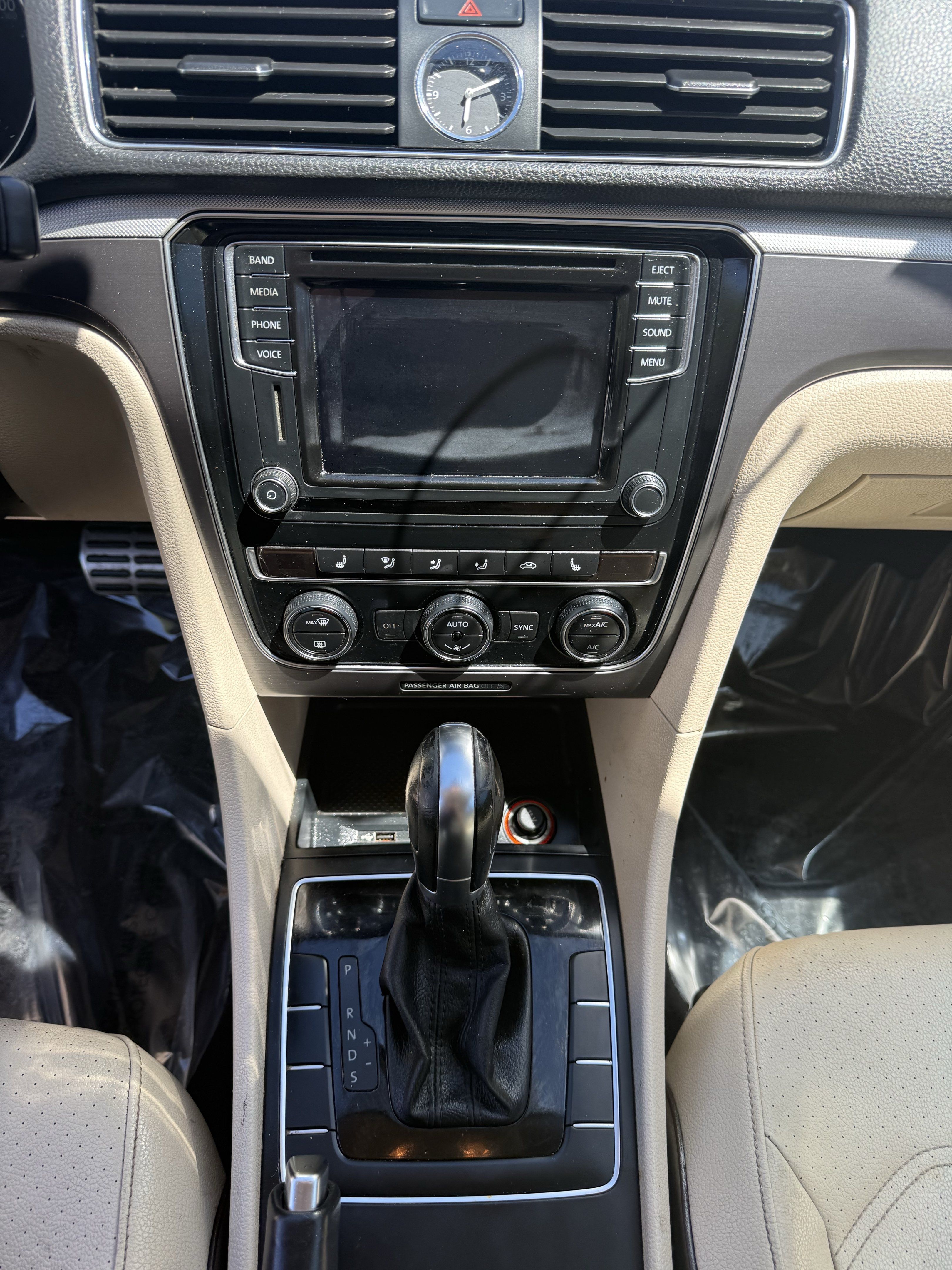 Used 2017 Volkswagen Passat 1.8T R-Line w/ R-Line Lighting Package FWD image 14