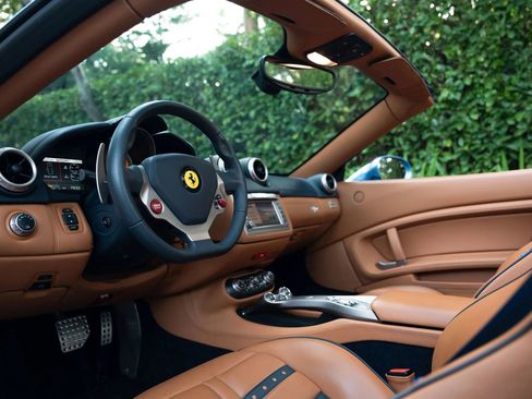 Used 2010 Ferrari California image 16